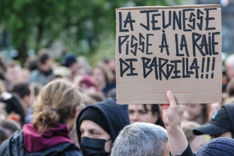 Les nouveaux slogans de la gauche française. L'avion France perd de la portance