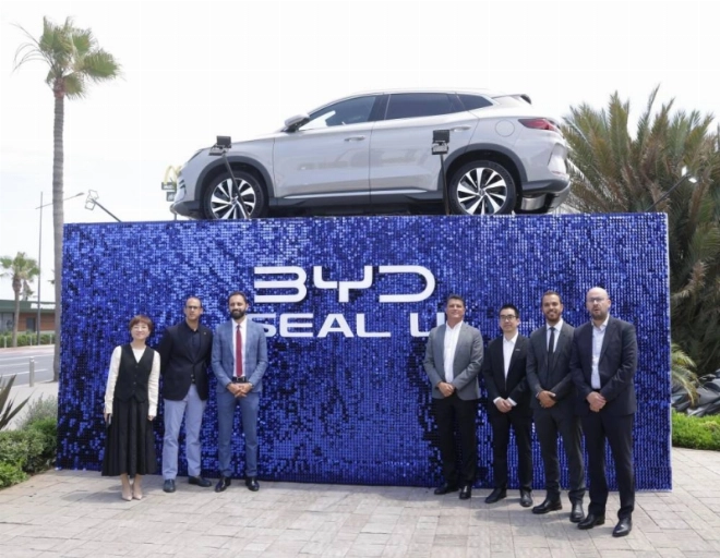 le DG d'Auto Nejma Adil Bennani en compagnie de l'équipe BYD lors du lancement à Casablanca du BYD Seal U DM-i.