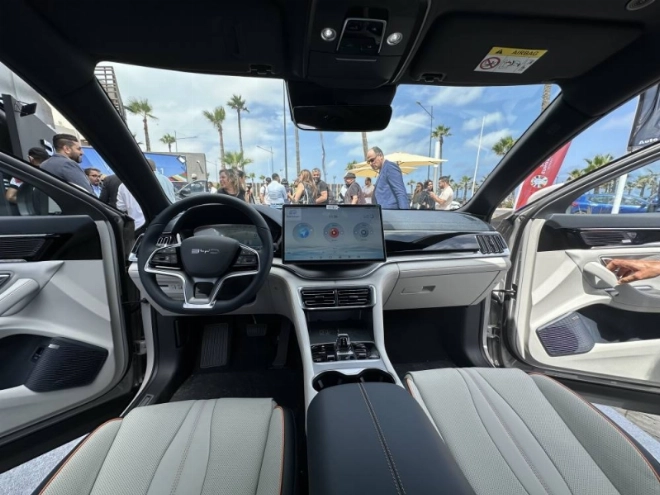 La console centrale du BYD Seal U DM-I est équipée d'un écran tactile rotatif de 15,6 pouces suspendu.