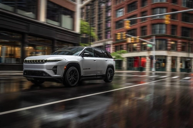 Le nouveau Jeep offre une autonomie de plus de 480 km, une puissance de 600 ch et une accélération de 0 à 100 kmh en 3,4 secondes.