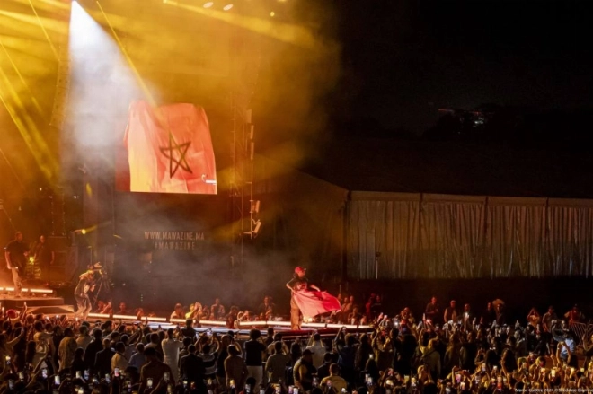 Metro Boomin portant le drapeau marocain devabt une foule en liesse.