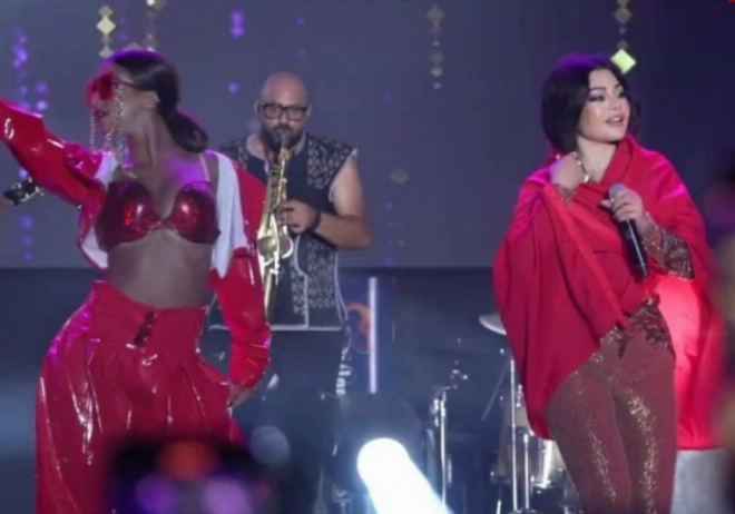 Haifa Waifa porte sur son dos le drapeau marocain.