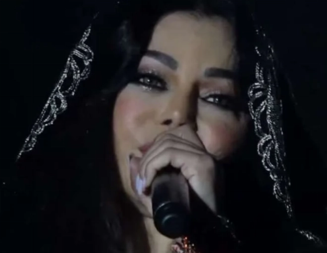 TRès émue, Haifa Wahbe pleure sur scène.