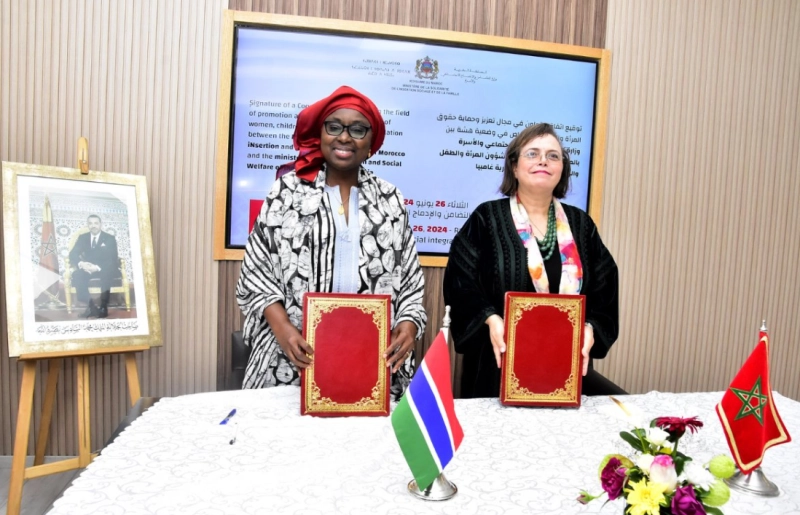 La ministre de la Solidarité, de l’insertion sociale et de la famille, Aawatif Hayar, et la ministre gambienne des affaires des femmes, de l’enfant et du bien-être social, Fatou Sanyang Kinteh.