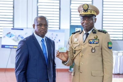 Le président de la Transition, le général de brigade Brice Clotaire Oligui Nguema avec sa nouvelle carte d'identité