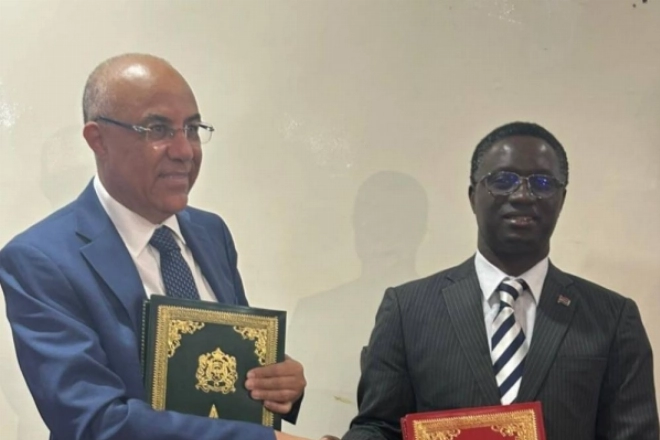Le Ministre de l’Enseignement Supérieur, de la Recherche Scientifique et de l’Innovation, Abdellatif Miraoui, et son homologue gambien Pierre Gomez, Ministre de l’Enseignement Supérieur, de la Recherche Scientifique et de l’Innovation Technologique.