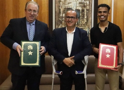 Ayoub Sadni aux côtés d'Al Amine Nejjar président du Directoire d'Al Barid Bank et du président de la Fédération Royale Marocaine des sports pour les personnes en situation de handicap, Hamid El Aouni