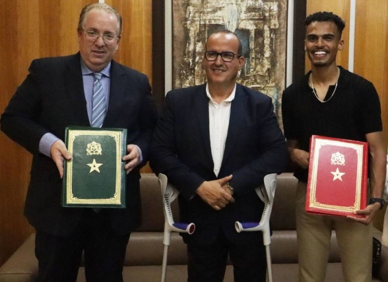 Ayoub Sadni aux côtés d'Al Amine Nejjar président du Directoire d'Al Barid Bank et du président de la Fédération Royale Marocaine des sports pour les personnes en situation de handicap, Hamid El Aouni