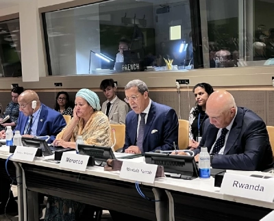 La Secrétaire générale adjointe des Nations Unies, Amina Mohammed , l’ambassadeur représentant du Maroc à l’ONU, Omar Hilale, et le Président directeur général du Groupe OCP, Mostafa Terrab lors de la réunion