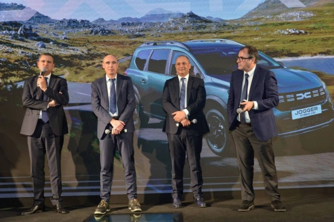 Mohamed Bachiri, DG de Renault Group Maroc, Thierry Charvet, Directeur Industrie & Qualité de Renault Group, Ryad Mezzour, ministre de l’Industrie et du Commerce et Denis Le Vot, DG de Dacia.