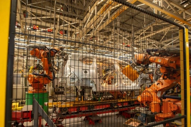 Une trentaine de robots sont installés dans les départements tôlerie et montage.