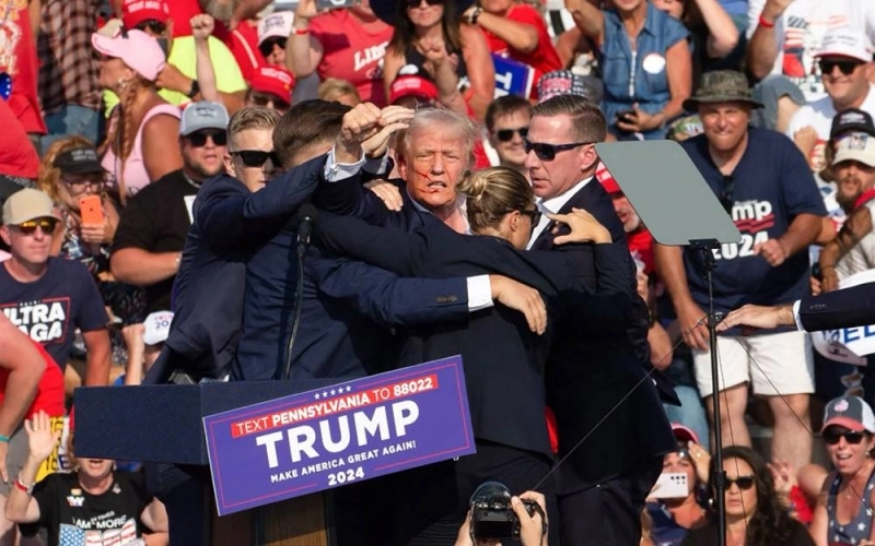 D. Trump protégé par ses gardes du corps après les tirs (Photo AFP)