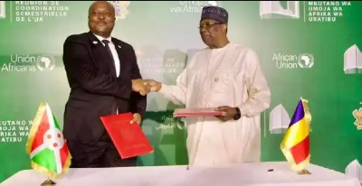 Abderaman Koulamallah, le ministre d’État des Affaires étrangères, de l’Intégration africaine, de la Coopération internationale et des Tchadiens de l’étranger, porte-parole du Gouvernement, et Albert Shingiro, le ministre burundais des Affaires étrangères et de la Coopération au développement