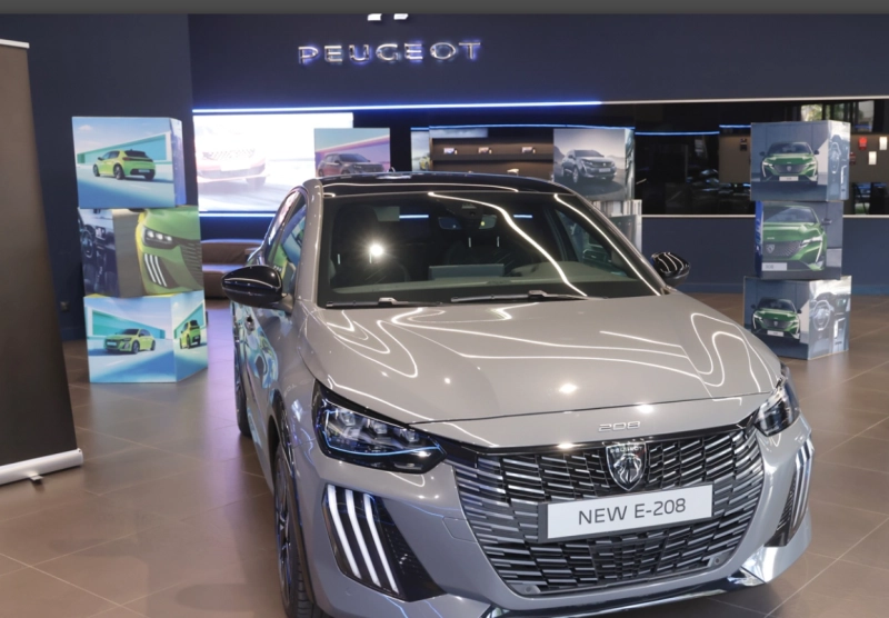 La nouvelle Peugeot E-208 en finition GT, offre une autonomie de 400 km avec une motorisation de 156 ch.