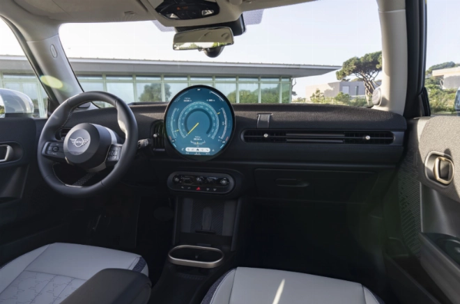 A l'intérieur, on retrouve un écran central OLED circulaire avec la « toggle bar » chère à MINI.