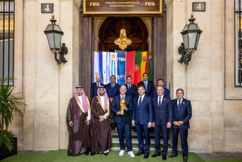 Fouzi Lekjaa, Fernando Gomes, Álvaro de Miguel Casanueva en compagnie de Gianni Infantino et Mattias Grafström.