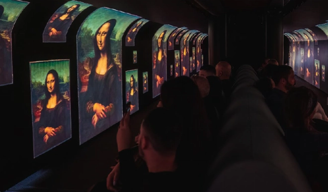 L'exposition immersive Présentes en collaboration avec le musée du Louvre de Paris.