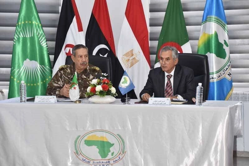 Un responsable militaire égyptien avec un membre du Polisario. Qui trahit qui?