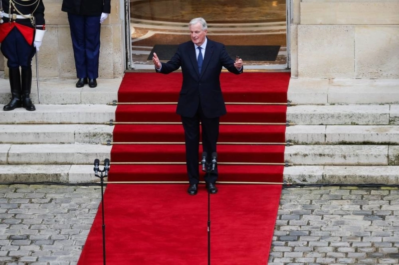 Michel Barnier à la passation des pouvoirs. "Au travail!"