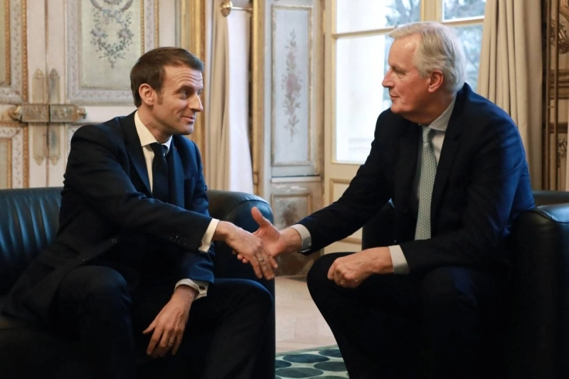 Le Président français Emmanuel Macron recevant Michel Barnier à l'Élysée