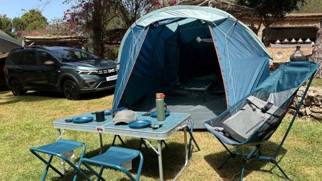 Grâce au Pack Sleep, Jogger se transforme en chambre à coucher à l’épreuve du vent, de la pluie et de la lumière.