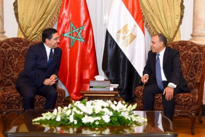 Nasser Bourita s'entretenant avec le ministre des Affaires étrangères, de l’Immigration et des Affaires des Égyptiens à l’étranger, Badr Abdel Ati