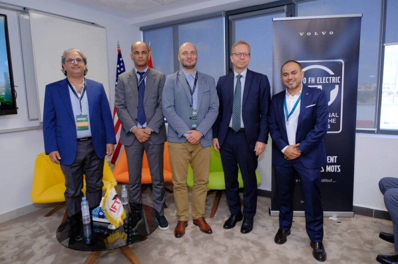 Goran Travancic, DG de Volvo Maroc entouré de l'équipe Volvo lors de la 1ère édition des Greendays Volvo à Casablanca.