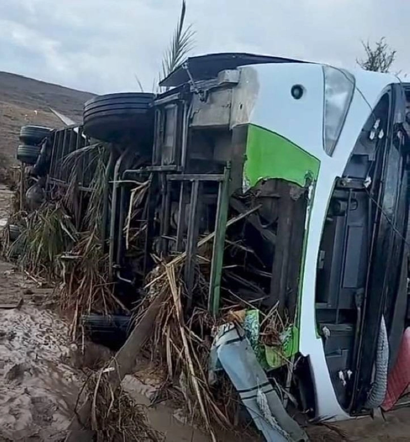 Le bus pris au piège dans les eaux en tumulte