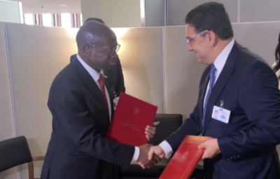Nasser Bourita saluant le ministre Denzil Llewellyn Douglas