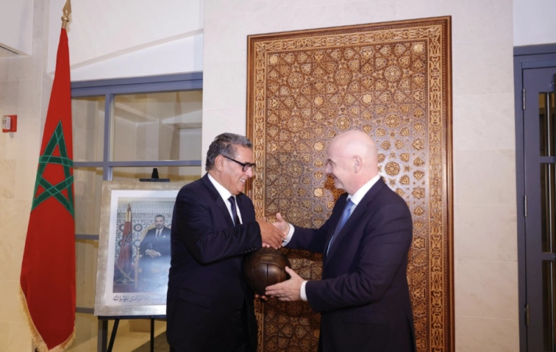 Aziz Akhanoouch saluant Gianni Infantino