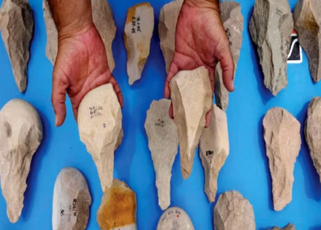 Pierres taillées découvertes sur le site préhistorique de Oued Beht.