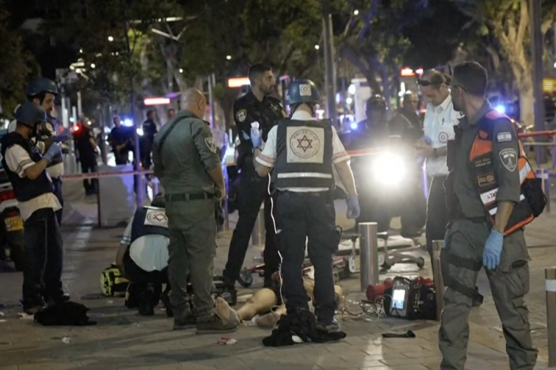 Photo AFP. Des secouristes et des membres du Tsahal autour d'une victime qui aurait été touchée après l'attaque iranienne