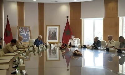 Abdeltif Loudyi s'entretenant avec le Vice-Amiral britannique Edward Ahlgren