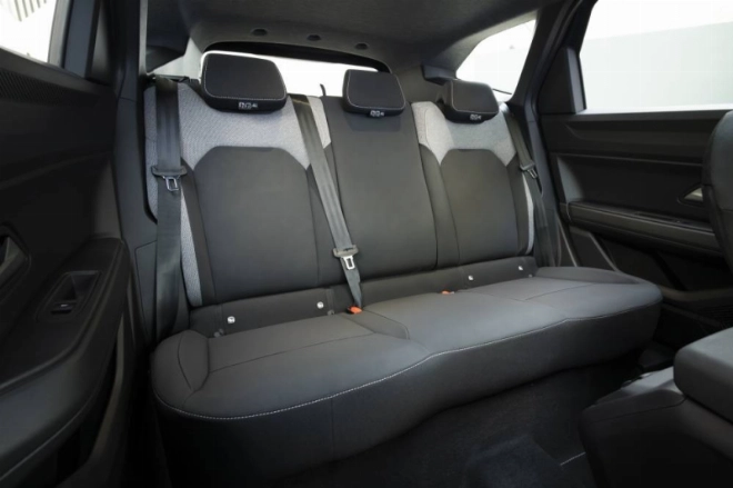Dacia revendique la meilleure habitabilité à l'arrière, en espace aux genoux comme en hauteur.
