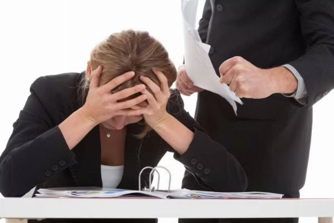 Une pression insoutenable pour la victime