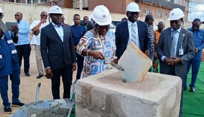 Le ministre de la Santé et de l’Hygiène Publique, Professeur Tchin DARRE, accompagné de Binta Sanneh, Représentante Résidente du Programme des Nations Unies pour le développement (PNUD) au Togo, lors de la pose de la première pierre du Centre National de Santé Digitale (CNSD).