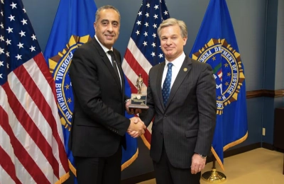 Abdellatif Hammouchi saluant le patron du FBI, Christopher Wray, lors d'une visite de travail aux Etats-Unisen juin 2022