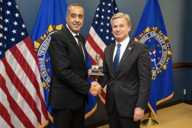 Abdellatif Hammouchi saluant le patron du FBI, Christopher Wray, lors d'une visite de travail aux Etats-Unisen juin 2022