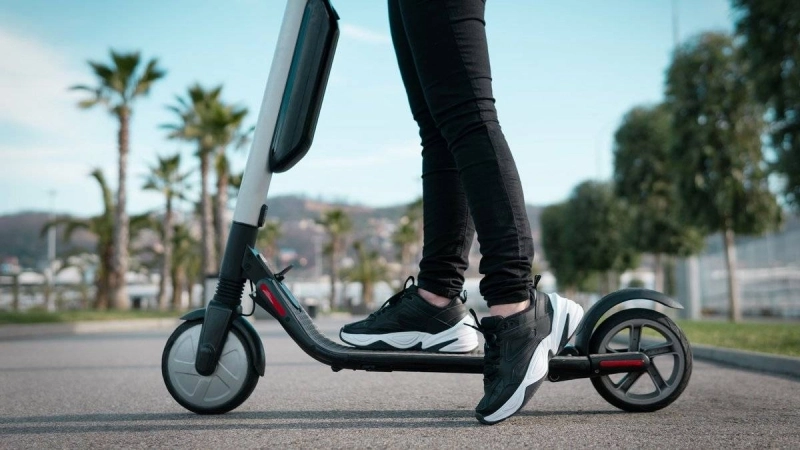 Le gouvernement prépare une législation pour les trottinettes électriques.