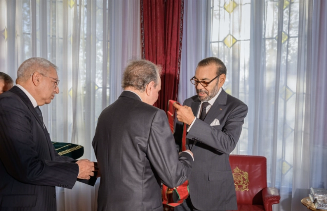 SM le Roi Mohammed VI décorant Ahmed Lahlimi