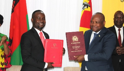 Sosten Gwengwe, le ministre malawite du Commerce et de l'Industrie, et Silvino Augusto Jose Moreno, le ministre mozambicain de l'Industrie et du Commerce