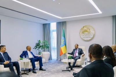Le Premier ministre éthiopien Abiy Ahmed reçoit le résident de la Confédération africaine de football (CAF), Patrice Motsepe, et les membres du comité exécutif pour la 46e Assemblée générale ordinaire de la CAF que l’Ethiopie accueille.