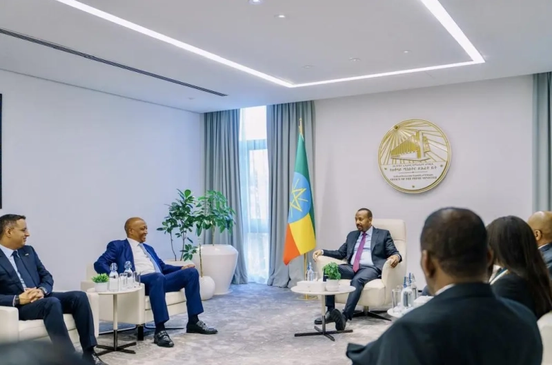 Le Premier ministre éthiopien Abiy Ahmed reçoit le résident de la Confédération africaine de football (CAF), Patrice Motsepe, et les membres du comité exécutif pour la 46e Assemblée générale ordinaire de la CAF que l’Ethiopie accueille.