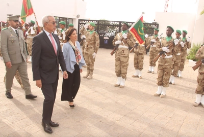 La ministre espagnole de la Défense, Margarita Robles, et le ministre de la Défense, des Affaires des retraités et des Enfants des martyrs, Hanena Ould Sidi.