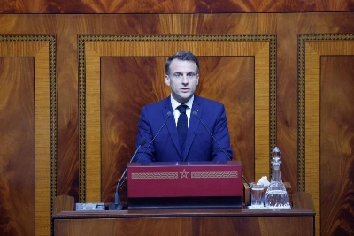 Le Président Emmanuel Macron prononçant son discours au siège du parlement marocain