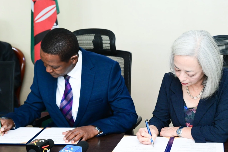 Alfred Mutua, ministre kényan du Travail et de la Protection sociale, et Théa Mei Lee, sous-secrétaire adjointe au Bureau des affaires internationales du travail.