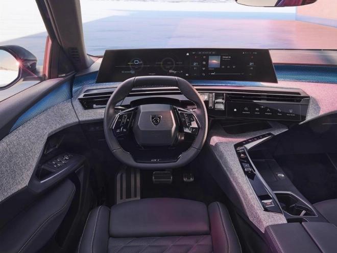 La gamme s’articulera autour de deux finitions, Allure et GT avec une motorisation hybride développant 136 chevaux.