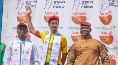 Le cycliste marocain Mouhcine Kouraji, vainqueur de la 35-ème édition du Tour international du Burkina Faso.