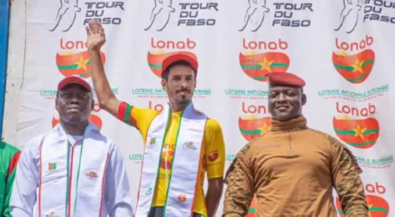 Le cycliste marocain Mouhcine Kouraji, vainqueur de la 35-ème édition du Tour international du Burkina Faso.