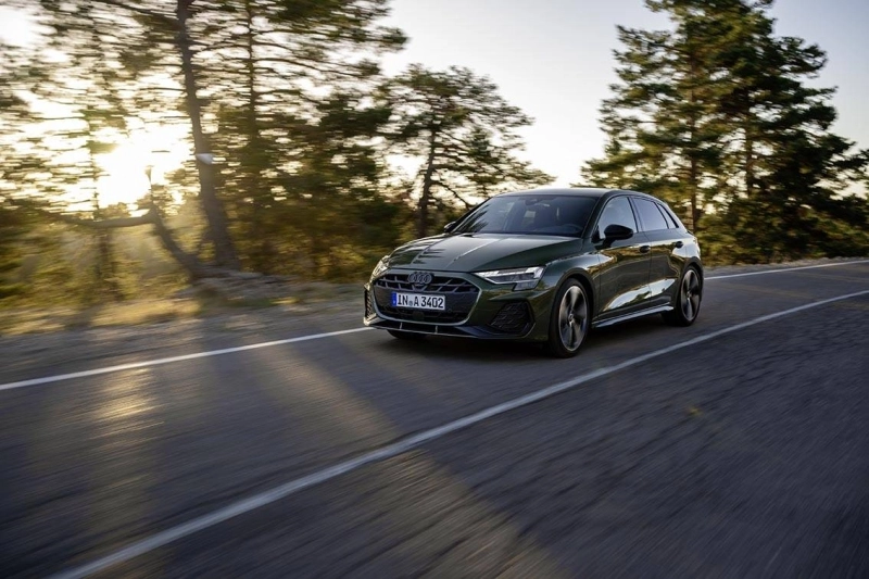 La calandre Singleframe hexagonale et sans contour de la nouvelle Audi A3 présente une nouvelle structure plus plate et élargie.